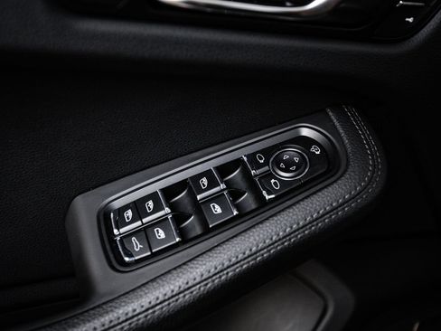 Certified 2023 Porsche Macan AWD/4WD image 22