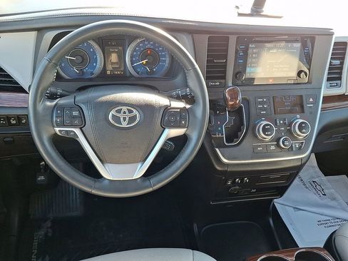 Used 2017 Toyota Sienna Limited image 2