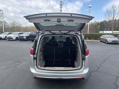 Used 2024 Chrysler Pacifica Touring-L image 8