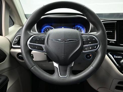 Used 2023 Chrysler Pacifica Touring-L FWD image 26
