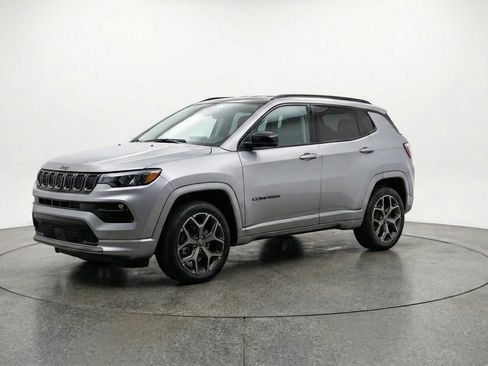 Used 2025 Jeep Compass Limited image 3