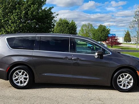 Used 2023 Chrysler Pacifica Touring-L FWD image 9