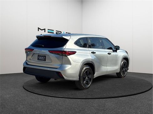 Used 2022 Toyota Highlander LE image 9