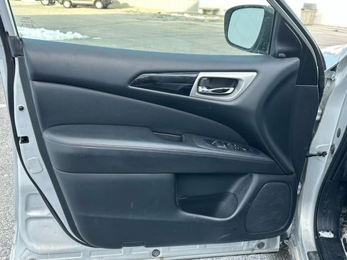 Used 2020 Nissan Pathfinder SV image 12