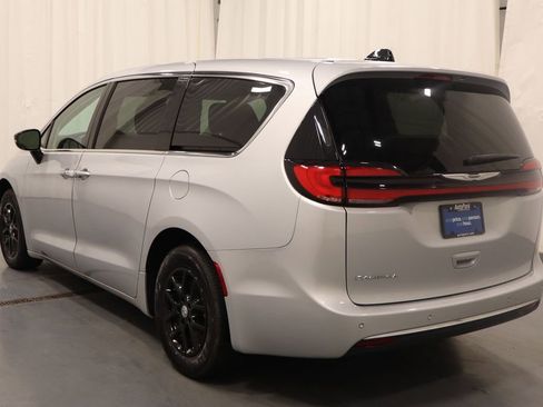 Used 2024 Chrysler Pacifica Touring-L image 7