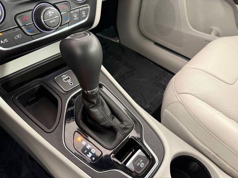 Used 2019 Jeep Cherokee Limited FWD image 25
