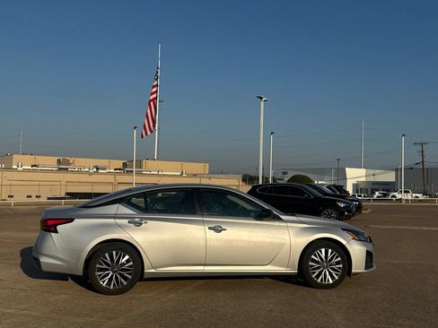 Certified 2025 Nissan Altima 2.5 SV FWD image 28