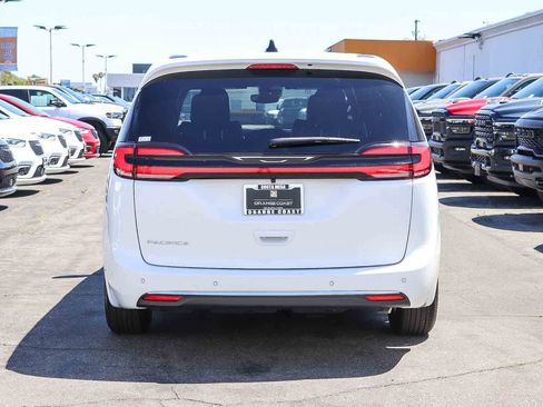 New 2027 Chrysler Pacifica Select FWD image 5