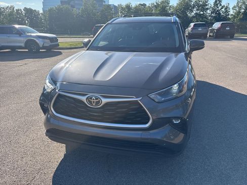 Used 2021 Toyota Highlander XLE FWD image 16