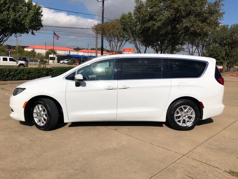 Used 2021 Chrysler Voyager LX image 2