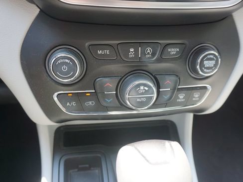 Used 2019 Jeep Cherokee Limited w/ Technology Group FWD image 13