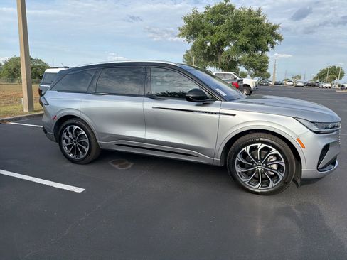 Used 2025 Lincoln Nautilus Reserve AWD/4WD image 2
