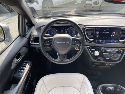 Used 2021 Chrysler Pacifica Touring w/ S Appearance Package FWD image 2