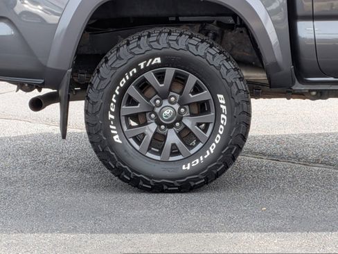 Used 2020 Toyota Tacoma SR5 AWD/4WD image 12