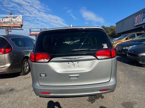 Used 2017 Chrysler Pacifica Touring image 4