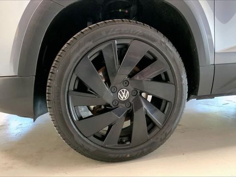 Used 2023 Volkswagen Taos SE w/ Black Wheel Package image 9