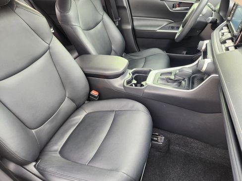 Used 2020 Toyota RAV4 XLE w/ Convenience Package image 16