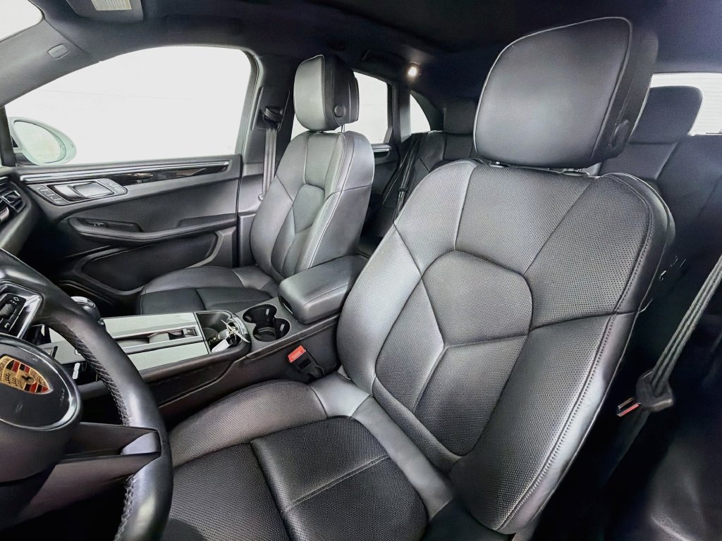 Certified 2023 Porsche Macan AWD/4WD image 5