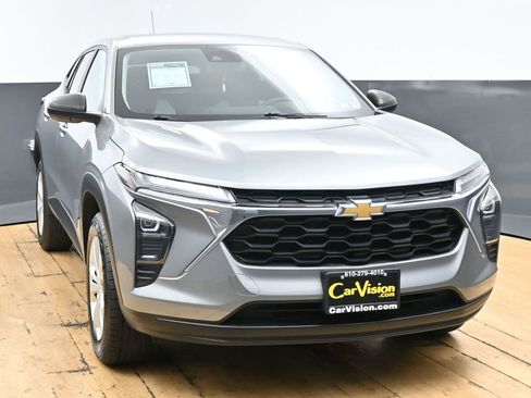 Used 2024 Chevrolet Trax LS w/ Driver Confidence Package FWD image 4