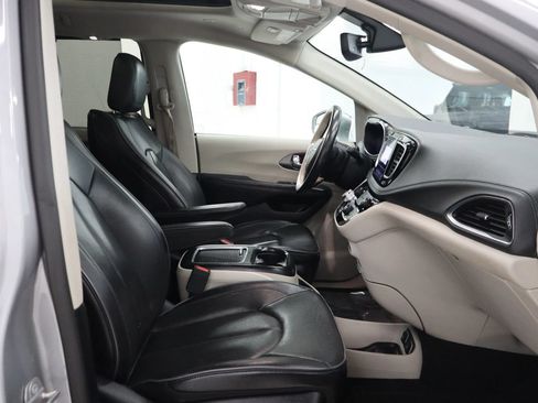 Used 2019 Chrysler Pacifica Limited FWD image 20