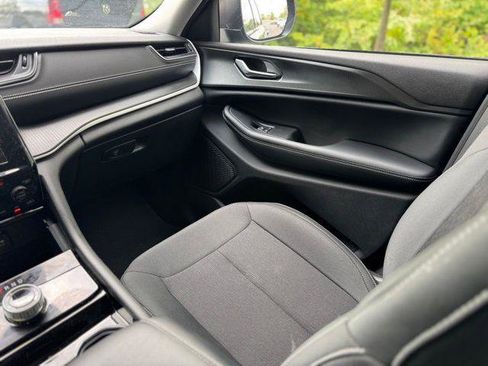 Certified 2023 Jeep Grand Cherokee Laredo AWD/4WD image 12