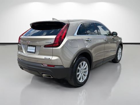 Used 2023 Cadillac XT4 Luxury w/ Cold Weather Package FWD image 3