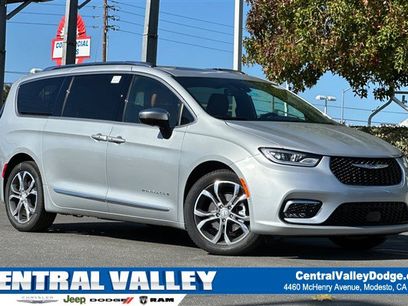 New 2026 Chrysler Pacifica Pinnacle w/ Trailer Tow Group