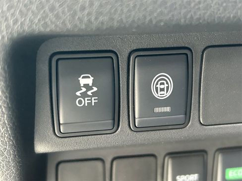 Used 2020 Nissan Rogue Sport SV image 25