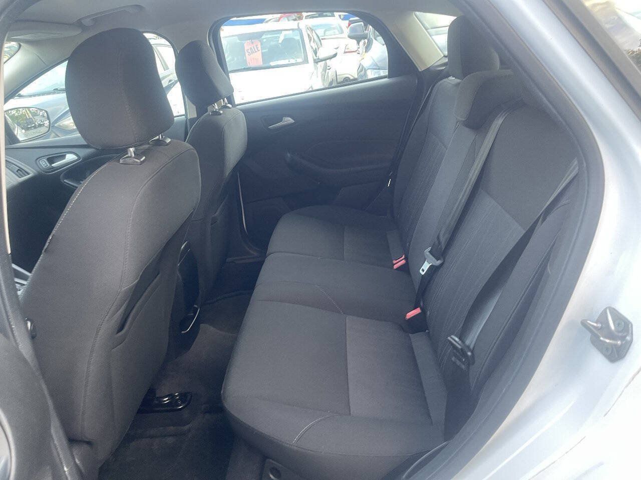 Used 2015 Ford Focus SE FWD image 14
