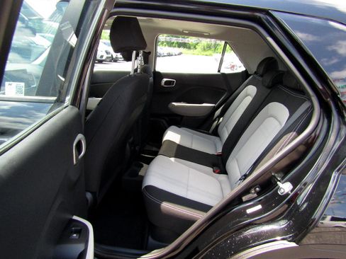 Used 2024 Hyundai Venue SEL image 20