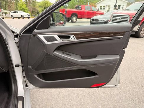 Used 2015 Hyundai Genesis 3.8 RWD image 19