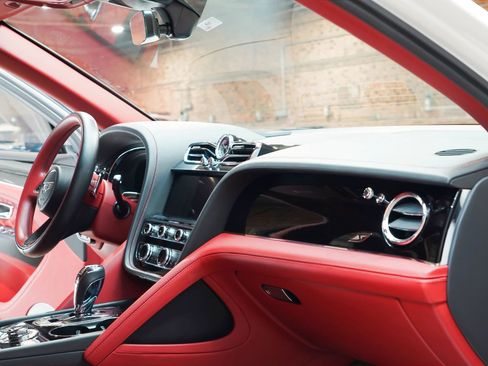 Used 2022 Bentley Bentayga AWD/4WD image 59
