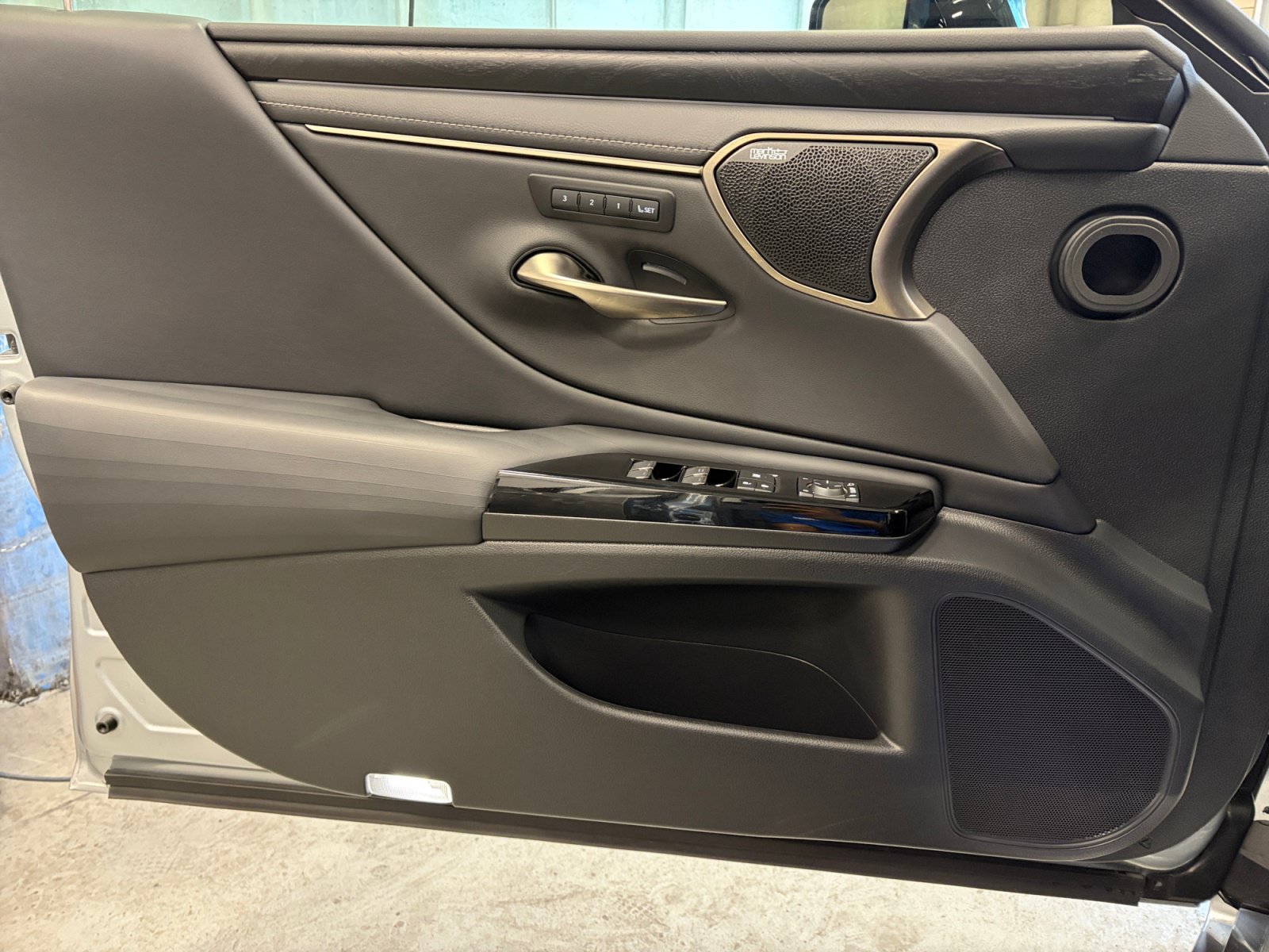 Used 2022 Lexus ES 300h w/ Accessory Package FWD image 13