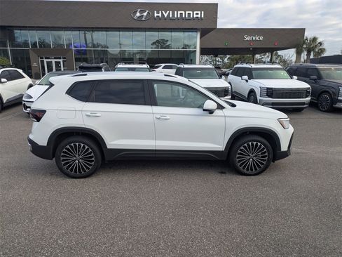 Used 2025 Volkswagen Taos SE w/ Panoramic Sunroof Package image 4