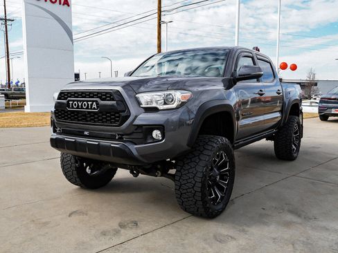 Used 2017 Toyota Tacoma TRD Off-Road w/ Premium & Technology Package image 4