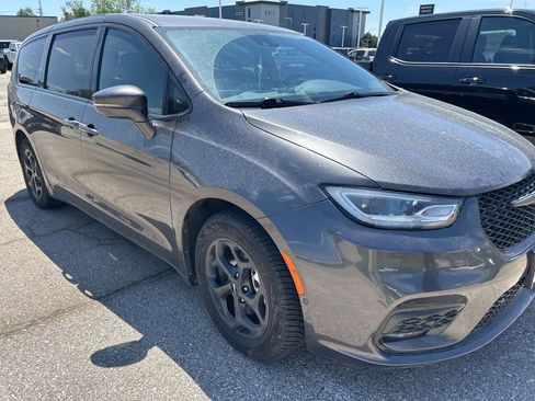 Used 2022 Chrysler Pacifica Touring-L w/ Uconnect Theater Family Group FWD image 5
