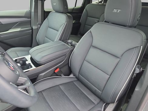 Used 2025 Buick Enclave Sport Touring w/ Power Package FWD image 17