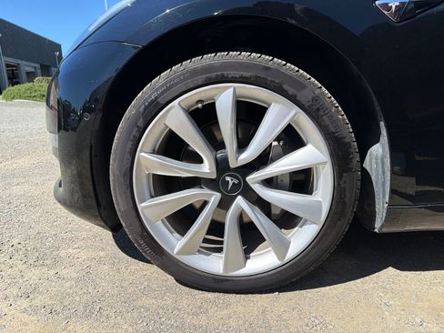Used 2018 Tesla Model 3 Long Range RWD image 9