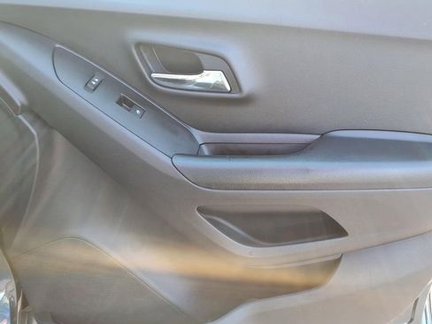 Used 2022 Chevrolet Trax LS w/ Tint and Cruise Package image 9