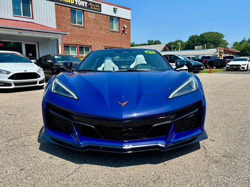 Used 2025 Chevrolet Corvette Z06 RWD image 2