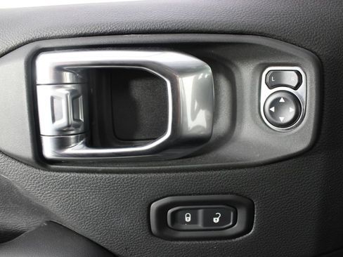 Used 2025 Jeep Wrangler Unlimited Sahara AWD/4WD image 13