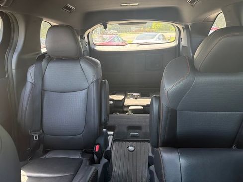 Used 2023 Toyota Sienna XSE AWD/4WD image 9