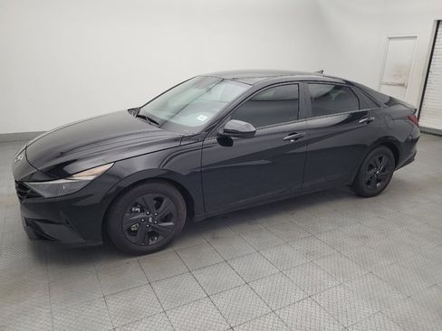 Used 2022 Hyundai Elantra SEL w/ Convenience Package FWD image 2
