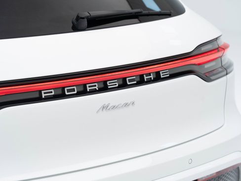 Certified 2025 Porsche Macan image 13
