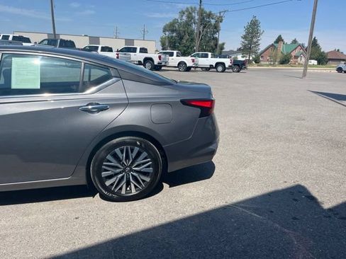 Used 2025 Nissan Altima 2.5 SV FWD image 6
