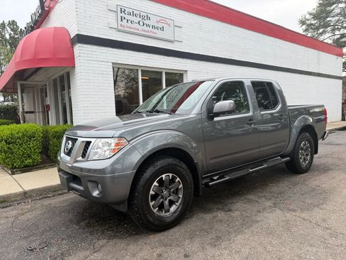 Used 2018 Nissan Frontier PRO-4X image 2