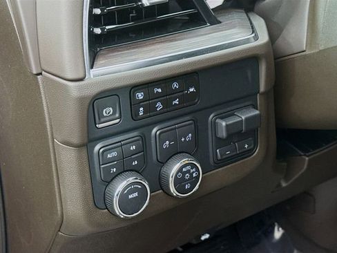 Used 2025 Chevrolet Suburban Z71 w/ Comfort Package image 11