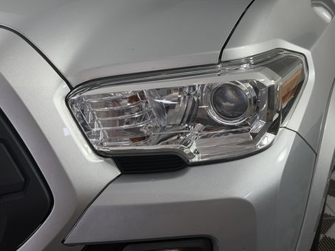 Used 2022 Toyota Tacoma SR5 w/ Technology Package RWD image 9