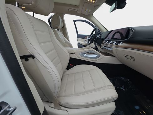 Used 2024 Mercedes-Benz GLS 450 4MATIC image 10