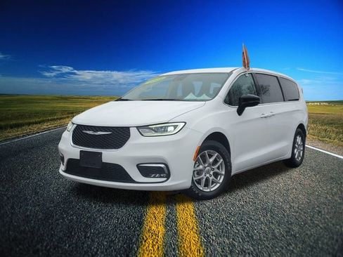 Certified 2024 Chrysler Pacifica Touring-L image 33